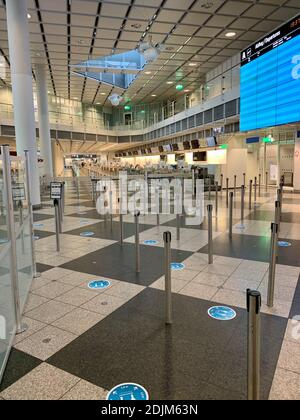 Accès vide à la zone de départ du terminal A à Aéroport Franz-Josef-Strauss de Munich pendant la crise de la couronne de 2020 Banque D'Images