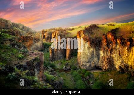 Secours Creek Canyon avec coucher de nuages. Malheur County, Oregon Banque D'Images