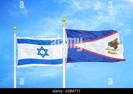 Israël et Samoa américaines deux drapeaux sur les mâts et le bleu ciel nuageux Banque D'Images