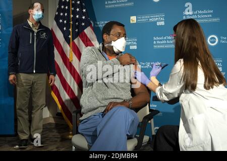 Washington, États-Unis. 14 décembre 2020. Alex Azar, secrétaire à la Santé et aux Services humains, montre que le Dr Raymond Pla, anesthésiste à l'hôpital universitaire George Washington, est vacciné contre le COVID-19 par l'infirmière Lillian Wirpsza le lundi 14 décembre 2020, à Washington. Photo de piscine par Jacquelyn Martin/UPI crédit: UPI/Alay Live News Banque D'Images