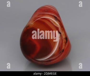 Agate brun naturel sur fond gris Banque D'Images