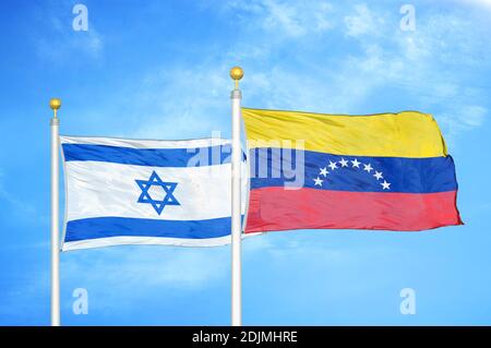Israël et le Venezuela deux drapeaux sur les mâts et bleu nuageux ciel Banque D'Images