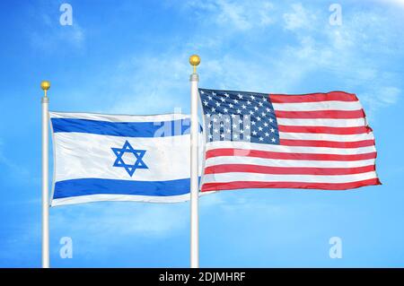 Israël et les États-Unis deux drapeaux sur les mâts et le bleu ciel nuageux Banque D'Images