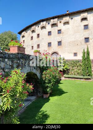 Le château de Katzenzungen est situé à proximité de Prissian, dans le Tyrol du Sud Banque D'Images