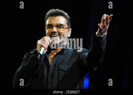 Photo du dossier - George Michael se produit lors de son concert au Forum de Los Angeles, CA, USA le 25 juin 2008. Le chanteur George Michael est décédé chez lui à l'âge de 53 ans. La star, qui a lancé sa carrière avec Wham! Dans les années 1980, et a obtenu un succès massif en tant qu'interprète solo, 'est passé paisiblement' à Goring, Oxfordshire, a déclaré son attaché de presse. Photo de Lionel Hahn/ABACAPRESS.COM Banque D'Images