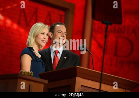 Photo du dossier - Reince Priebus, président de RNC avec sa femme, assiste à la convention nationale républicaine de 2012 au Tampa Bay Times Forum à Tampa, Etats-Unis, le mardi 28 août 2012. LE président américain élu Donald Trump a attribué un rôle clé dans sa prochaine équipe à Reince Priebus, président du Comité national républicain (RNC), qui sera son chef de cabinet. Dans ce rôle, il donnera le ton à la nouvelle Maison Blanche et agira comme un conduit au Congrès et au gouvernement. Photo de Douliery-Hahn/ABACAPRESS.COM Banque D'Images