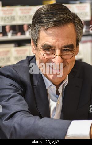 François Fillon, ancien Premier ministre français et candidat à l'élection présidentielle des Républicains, signe son nouveau livre Vaincre le Totalilarisme Islamique à la Librairie Albin-Michel à Paris, France, le 1er octobre 2016. Photo de Yann Korbi/ABACAPRESS.COM Banque D'Images