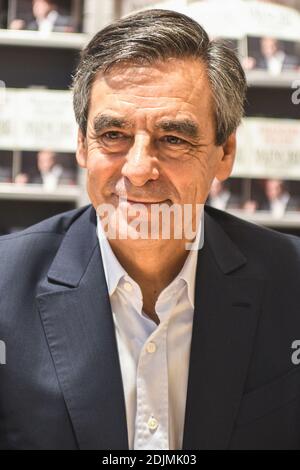 François Fillon, ancien Premier ministre français et candidat à l'élection présidentielle des Républicains, signe son nouveau livre Vaincre le Totalilarisme Islamique à la Librairie Albin-Michel à Paris, France, le 1er octobre 2016. Photo de Yann Korbi/ABACAPRESS.COM Banque D'Images