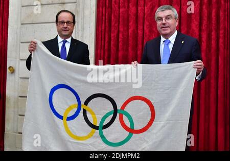 Le président français François Hollande traite le président du CIO Thomas Bach avec un drapeau olympique des Jeux olympiques de 1924 qui ont eu lieu à Paris, lors d'une réception en l'honneur de Thomas Bach au Palais Elysée à Paris, en France, le 02 octobre 2016. Photo de Christian Liewig/ABACAPRESS.COM Banque D'Images