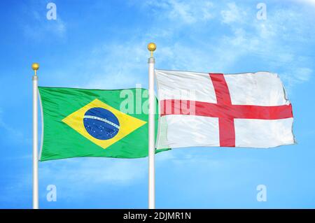 Brésil et Angleterre deux drapeaux sur les mâts et bleu nuageux ciel Banque D'Images