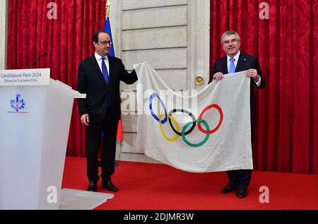 Le président français François Hollande traite le président du CIO Thomas Bach avec un drapeau olympique des Jeux olympiques de 1924 qui ont eu lieu à Paris, lors d'une réception en l'honneur de Thomas Bach au Palais Elysée à Paris, en France, le 02 octobre 2016. Photo de Christian Liewig/ABACAPRESS.COM Banque D'Images