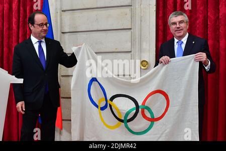 Le président français François Hollande traite le président du CIO Thomas Bach avec un drapeau olympique des Jeux olympiques de 1924 qui ont eu lieu à Paris, lors d'une réception en l'honneur de Thomas Bach au Palais Elysée à Paris, en France, le 02 octobre 2016. Photo de Christian Liewig/ABACAPRESS.COM Banque D'Images