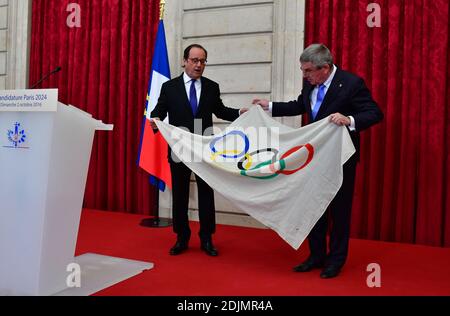 Le président français François Hollande traite le président du CIO Thomas Bach avec un drapeau olympique des Jeux olympiques de 1924 qui ont eu lieu à Paris, lors d'une réception en l'honneur de Thomas Bach au Palais Elysée à Paris, en France, le 02 octobre 2016. Photo de Christian Liewig/ABACAPRESS.COM Banque D'Images