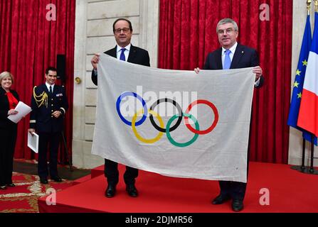 Le président français François Hollande traite le président du CIO Thomas Bach avec un drapeau olympique des Jeux olympiques de 1924 qui ont eu lieu à Paris, lors d'une réception en l'honneur de Thomas Bach au Palais Elysée à Paris, en France, le 02 octobre 2016. Photo de Christian Liewig/ABACAPRESS.COM Banque D'Images