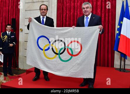 Le président français François Hollande traite le président du CIO Thomas Bach avec un drapeau olympique des Jeux olympiques de 1924 qui ont eu lieu à Paris, lors d'une réception en l'honneur de Thomas Bach au Palais Elysée à Paris, en France, le 02 octobre 2016. Photo de Christian Liewig/ABACAPRESS.COM Banque D'Images