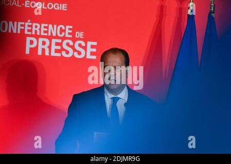 Le premier secrétaire du Parti socialiste Jean-Christophe Cambadelis prononce son discours lors d'une conférence de presse à l'issue de la convention nationale du Parti socialiste français à Paris, en France, le 02 octobre 2016. Photo de François Pauletto/ABACAPRESS.COM Banque D'Images