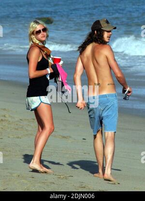 Cisco Adler a montré son esprit d'indépendance ce 4 juillet en faisant froid sans petite amie Mischa Barton lors d'une fête organisée par Smashbox Cosmetics à la Polaroid Beach House. Le rocker mince a presque perdu son short dans le surf. Malibu, Calif. 7/4/06 Banque D'Images