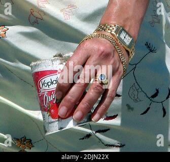 Rosanna Arquette fait une promenade sur la plage avec un ami tout en jouant à FETCH avec quelques chiens. Peut-être l'actrice est-elle consciente de la portée, car elle semble être en fourre-tout un pot de yogourt rempli de sable. Malibu, Calif. 7/9/06 Banque D'Images