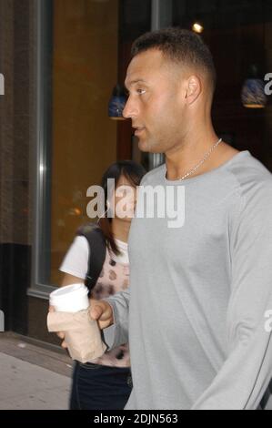 Exclusif !! Derek Jeter a repéré dans la région de Yorkville, à Toronto, en prenant une tasse de café. Ontario, Canada, 7/20/06 Banque D'Images