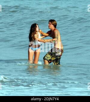 Sean Stewart joue en bord de mer avec sa petite amie à Malibu, Californie, tout en assistant à la fête d'anniversaire de Jeremy Piven à la Polaroid Beach House. Stewart et son compagnon de mer ont gelé dans l'océan, se sont couchés sur le sable, ont pris une promenade romantique main dans la main et ont joué un jeu très intéressant de Coronas dueling. 7/23/06 Banque D'Images