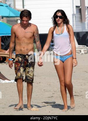 Sean Stewart joue en bord de mer avec sa petite amie à Malibu, Californie, tout en assistant à la fête d'anniversaire de Jeremy Piven à la Polaroid Beach House. Stewart et son compagnon de mer ont gelé dans l'océan, se sont couchés sur le sable, ont pris une promenade romantique main dans la main et ont joué un jeu très intéressant de Coronas dueling. 7/23/06 Banque D'Images