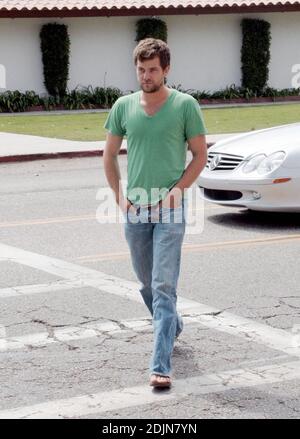 Joshua Jackson et sa petite amie déjeunent à la Taverna Tony's à Malibu, CA. L'acteur a déclaré qu'il avait l'air de fouler les débuts de 'Bobby,' dans lequel il a paru avec une troupe stellaire, y compris Anthony Hopkins, demi Moore, Sharon Stone et Elijah Wood. 7/23/06 Banque D'Images