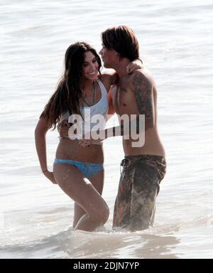 Sean Stewart joue en bord de mer avec sa petite amie à Malibu, Californie, tout en assistant à la fête d'anniversaire de Jeremy Piven à la Polaroid Beach House. Stewart et son compagnon de mer ont gelé dans l'océan, se sont couchés sur le sable, ont pris une promenade romantique main dans la main et ont joué un jeu très intéressant de Coronas dueling. 7/23/06 Banque D'Images