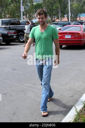 Joshua Jackson et sa petite amie déjeunent à la Taverna Tony's à Malibu, CA. L'acteur a déclaré qu'il avait l'air de fouler les débuts de 'Bobby,' dans lequel il a paru avec une troupe stellaire, y compris Anthony Hopkins, demi Moore, Sharon Stone et Elijah Wood. 7/23/06 Banque D'Images