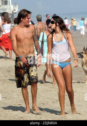 Sean Stewart joue en bord de mer avec sa petite amie à Malibu, Californie, tout en assistant à la fête d'anniversaire de Jeremy Piven à la Polaroid Beach House. Stewart et son compagnon de mer ont gelé dans l'océan, se sont couchés sur le sable, ont pris une promenade romantique main dans la main et ont joué un jeu très intéressant de Coronas dueling. 7/23/06 Banque D'Images