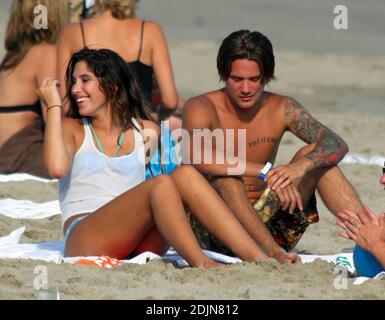 Sean Stewart joue en bord de mer avec sa petite amie à Malibu, Californie, tout en assistant à la fête d'anniversaire de Jeremy Piven à la Polaroid Beach House. Stewart et son compagnon de mer ont gelé dans l'océan, se sont couchés sur le sable, ont pris une promenade romantique main dans la main et ont joué un jeu très intéressant de Coronas dueling. 7/23/06 Banque D'Images