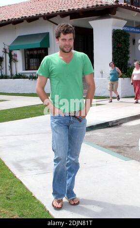 Joshua Jackson et sa petite amie déjeunent à la Taverna Tony's à Malibu, CA. L'acteur a déclaré qu'il avait l'air de fouler les débuts de 'Bobby,' dans lequel il a paru avec une troupe stellaire, y compris Anthony Hopkins, demi Moore, Sharon Stone et Elijah Wood. 7/23/06 Banque D'Images