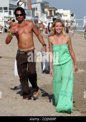 Ashley Scott à une fête sur la plage à Malibu, ca. 7/22/06 Banque D'Images