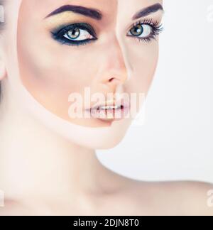 la moitié a fait face à la femme avec le maquillage créatif comme avant de prendre le soleil et après isolement sur blanc Banque D'Images