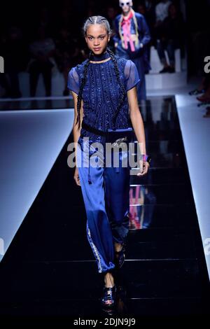 Un modèle marche sur la piste pendant le spectacle Emporio Armani dans le cadre de la semaine de la mode de Paris prêt à porter Printemps/été 2017 à Paris, France, le 03 octobre 2016. Photo d'Aurore Marechal/ABACAPRESS.COM Banque D'Images