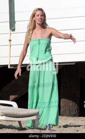 Ashley Scott à une fête sur la plage à Malibu, ca. 7/22/06 Banque D'Images