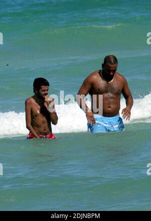 Exclusif !! Le comédien français/marocain et la star de cinéma Jamel Debbouze passent du temps avec un ami à Miami Beach. En 2002, Jamel était l'acteur le plus payé de France. 7/27/06 Banque D'Images