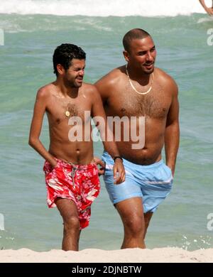 Exclusif !! Le comédien français/marocain et la star de cinéma Jamel Debbouze passent du temps avec un ami à Miami Beach. En 2002, Jamel était l'acteur le plus payé de France. 7/27/06 Banque D'Images