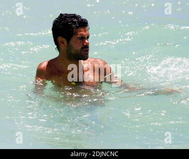 Exclusif !! L'acteur français Jamel Debbouze semble profiter du surf, du soleil et du sable de Miami Beach pour une deuxième journée. 07/28/06 Banque D'Images