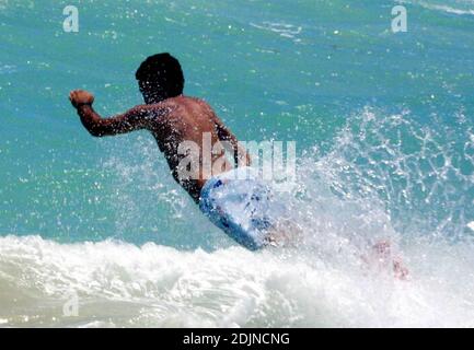 Exclusif !! L'acteur français Jamel Debbouze semble profiter du surf, du soleil et du sable de Miami Beach pour une deuxième journée. 07/28/06 Banque D'Images