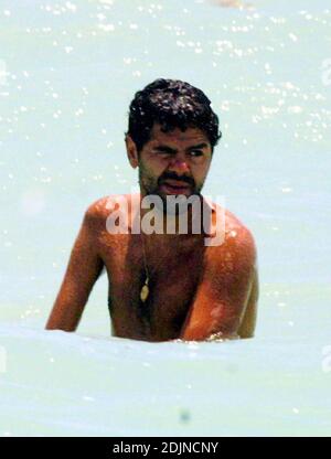 Exclusif !! L'acteur français Jamel Debbouze semble profiter du surf, du soleil et du sable de Miami Beach pour une deuxième journée. 07/28/06 Banque D'Images