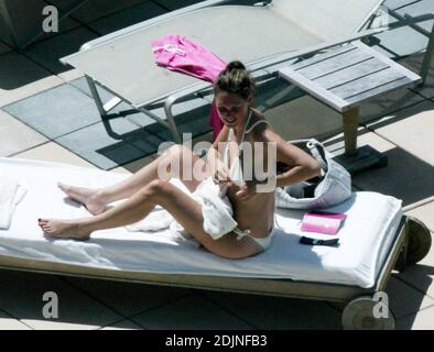 Exclusif !! Thierry Henry, joueur de football de France et d'Arsenal, donne à sa fille des leçons de natation et de contrôle du ballon. La femme Nicole Merry, qui a passé le matin à bronzer, regarda et ressemblait à toute maman fière avec son appareil photo numérique. Le matin, Nicole a pris un bain de soleil en solo pendant une heure et demie chaque jour tout en discutant sans arrêt sur son téléphone mobile, Miami Beach, FL, 7/25/06 Banque D'Images