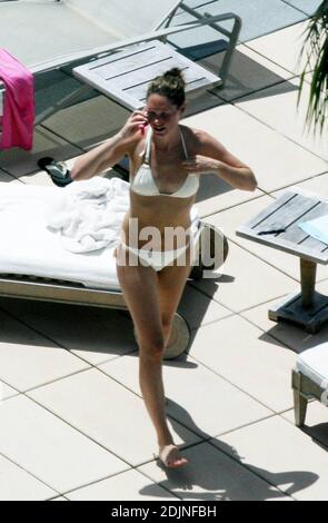 Exclusif !! Thierry Henry, joueur de football de France et d'Arsenal, donne à sa fille des leçons de natation et de contrôle du ballon. La femme Nicole Merry, qui a passé le matin à bronzer, regarda et ressemblait à toute maman fière avec son appareil photo numérique. Le matin, Nicole a pris un bain de soleil en solo pendant une heure et demie chaque jour tout en discutant sans arrêt sur son téléphone mobile, Miami Beach, FL, 7/25/06 Banque D'Images