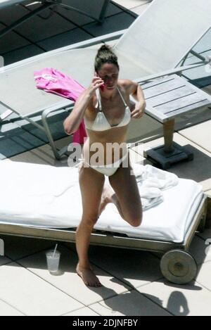 Exclusif !! Thierry Henry, joueur de football de France et d'Arsenal, donne à sa fille des leçons de natation et de contrôle du ballon. La femme Nicole Merry, qui a passé le matin à bronzer, regarda et ressemblait à toute maman fière avec son appareil photo numérique. Le matin, Nicole a pris un bain de soleil en solo pendant une heure et demie chaque jour tout en discutant sans arrêt sur son téléphone mobile, Miami Beach, FL, 7/25/06 Banque D'Images