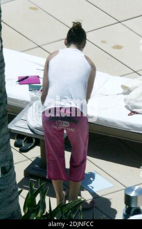 Exclusif !! Thierry Henry, joueur de football de France et d'Arsenal, donne à sa fille des leçons de natation et de contrôle du ballon. La femme Nicole Merry, qui a passé le matin à bronzer, regarda et ressemblait à toute maman fière avec son appareil photo numérique. Le matin, Nicole a pris un bain de soleil en solo pendant une heure et demie chaque jour tout en discutant sans arrêt sur son téléphone mobile, Miami Beach, FL, 7/25/06 Banque D'Images