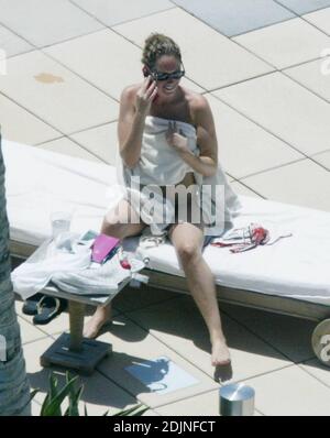 Exclusif !! Thierry Henry, joueur de football de France et d'Arsenal, donne à sa fille des leçons de natation et de contrôle du ballon. La femme Nicole Merry, qui a passé le matin à bronzer, regarda et ressemblait à toute maman fière avec son appareil photo numérique. Le matin, Nicole a pris un bain de soleil en solo pendant une heure et demie chaque jour tout en discutant sans arrêt sur son téléphone mobile, Miami Beach, FL, 7/25/06 Banque D'Images