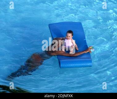 Exclusif !! Thierry Henry, joueur de football de France et d'Arsenal, donne à sa fille des leçons de natation et de contrôle du ballon. La femme Nicole Merry, qui a passé le matin à bronzer, regarda et ressemblait à toute maman fière avec son appareil photo numérique. Le matin, Nicole a pris un bain de soleil en solo pendant une heure et demie chaque jour tout en discutant sans arrêt sur son téléphone mobile, Miami Beach, FL, 7/25/06 Banque D'Images
