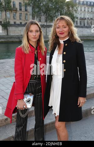 Ilona Smet et Julie Ferrier participant au salon Paul & Joe dans le cadre de la semaine de la mode de Paris prêt à porter Printemps/été 2017 le 04 octobre 2016 à Paris, photo de Jérôme Domine /ABACAPRESS.COM Banque D'Images