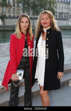 Ilona Smet et Julie Ferrier participant au salon Paul & Joe dans le cadre de la semaine de la mode de Paris prêt à porter Printemps/été 2017 le 04 octobre 2016 à Paris, photo de Jérôme Domine /ABACAPRESS.COM Banque D'Images