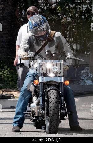 Brad Pitt zoome sur sa moto le set of Oceans treize et se rentrait apparemment à la maison pour un dîner en famille à Malibu, à plus de trente kilomètres, seulement pour avoir à retourner à l'ensemble quelques heures plus tard. Los Angeles, Californie 8/2/06 Banque D'Images