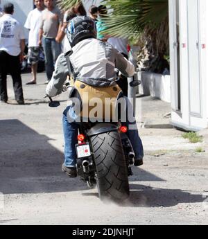 Brad Pitt zoome sur sa moto le set of Oceans treize et se rentrait apparemment à la maison pour un dîner en famille à Malibu, à plus de trente kilomètres, seulement pour avoir à retourner à l'ensemble quelques heures plus tard. Los Angeles, Californie 8/2/06 Banque D'Images